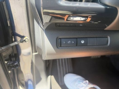 Used 2024 Nissan Pathfinder SV FWD image 34