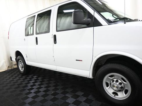 Used 2021 Chevrolet Express 2500 RWD image 12
