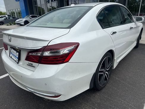 Used 2017 Honda Accord Touring image 4