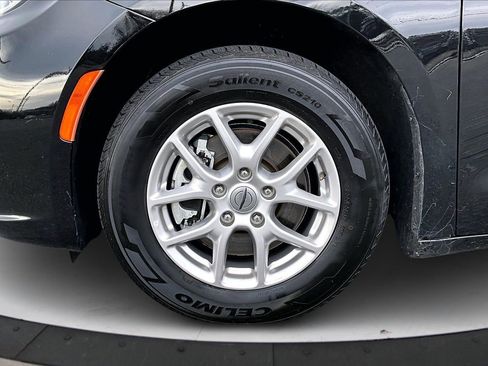 Certified 2024 Chrysler Pacifica Touring-L image 32