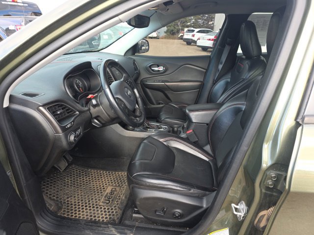 Used 2020 Jeep Cherokee Trailhawk w/ Cold Weather Group AWD/4WD image 14