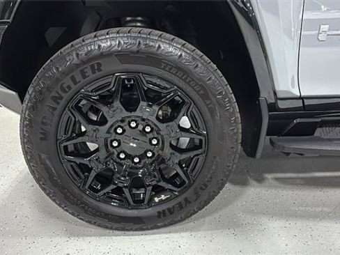Used 2025 GMC Hummer EV 2X image 17