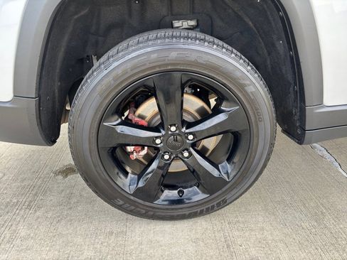 Used 2023 Jeep Grand Cherokee L Laredo image 27