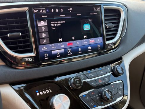 Used 2024 Chrysler Pacifica Touring-L FWD image 40