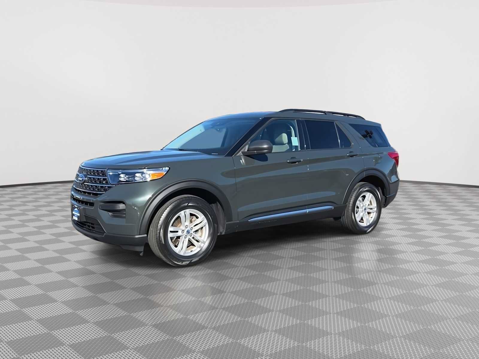 Used 2023 Ford Explorer XLT AWD/4WD image 4