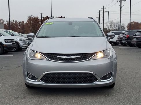 Used 2017 Chrysler Pacifica Touring-L image 2