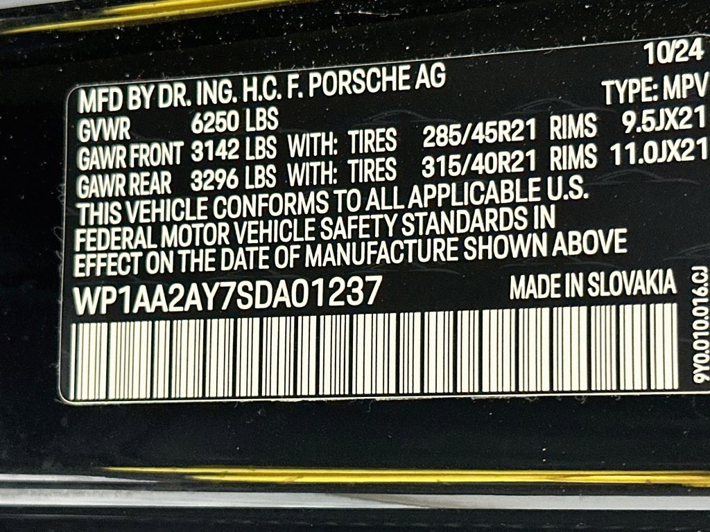 Certified 2025 Porsche Cayenne AWD/4WD image 34
