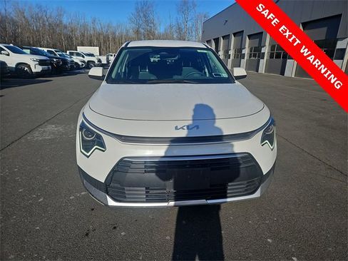 Used 2024 Kia Niro LX image 6