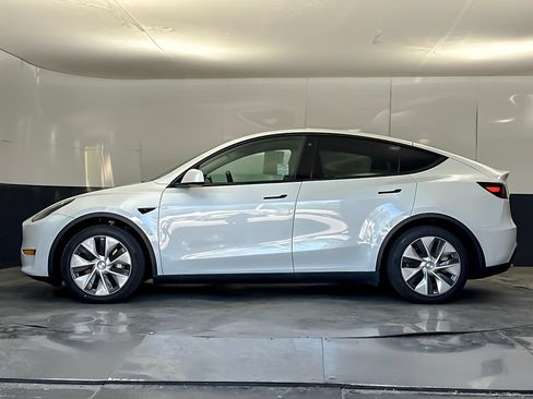 Used 2023 Tesla Model Y Long Range AWD/4WD image 6