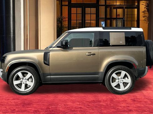 Used 2021 Land Rover Defender 90 First Edition image 3