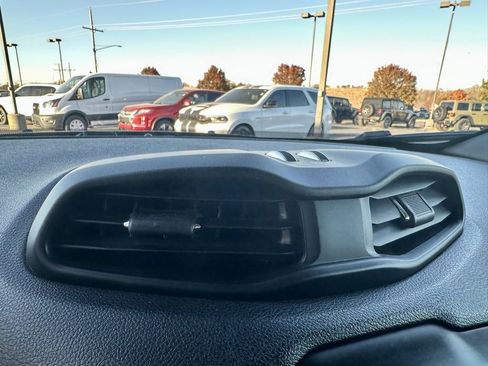 Used 2023 Jeep Renegade Latitude image 24