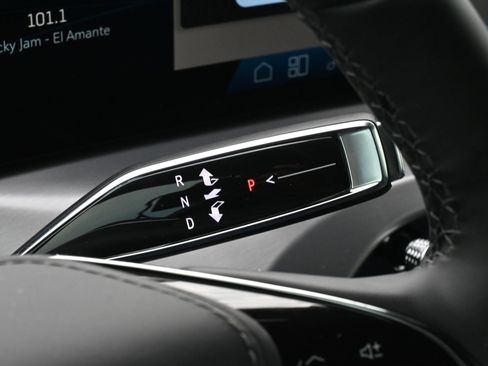 Certified 2026 Cadillac Vistiq Premium Luxury w/ LPO, Floor Liner Package AWD/4WD image 15