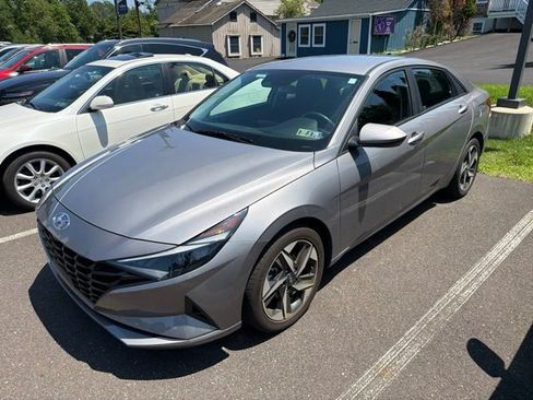 Used 2023 Hyundai Elantra SEL w/ Convenience Package FWD image 3