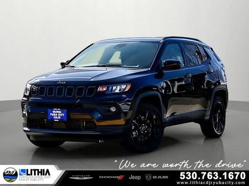 Used 2025 Jeep Compass Latitude w/ Altitude Special Edition AWD/4WD image 1