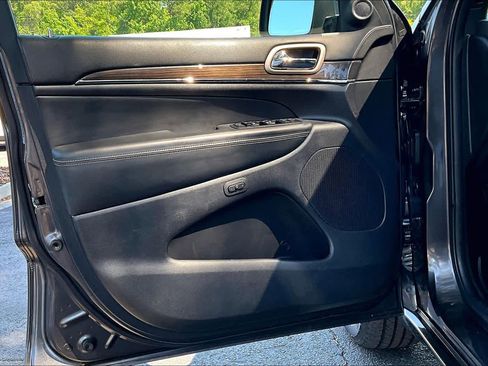 Used 2017 Jeep Grand Cherokee Overland image 22
