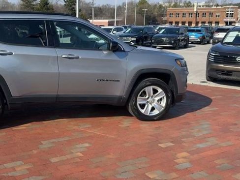 Used 2022 Jeep Compass Latitude image 3