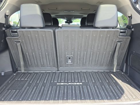 Used 2021 Toyota Highlander XLE AWD/4WD image 12