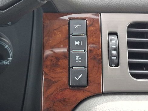 Used 2014 Chevrolet Suburban LT image 26