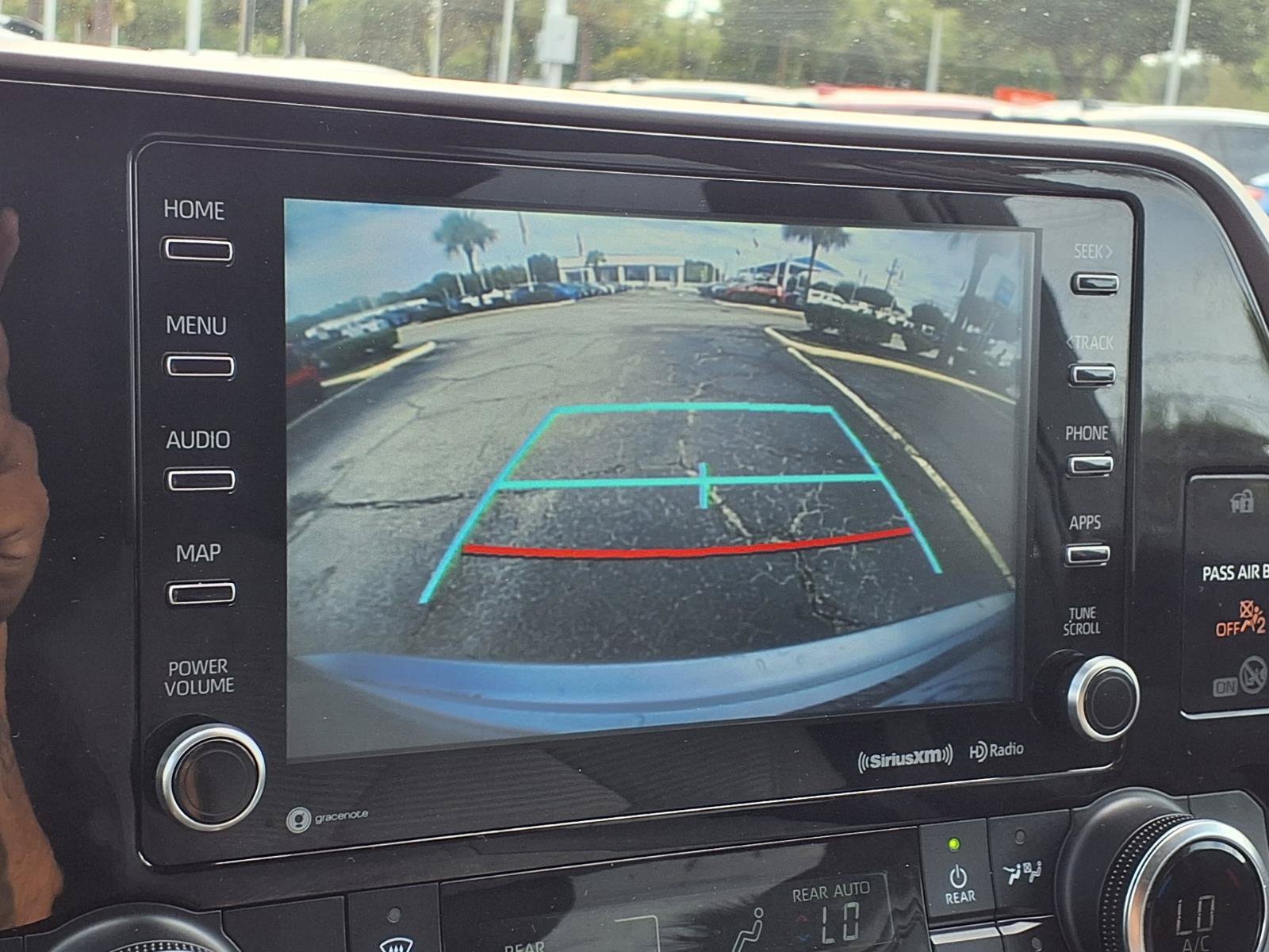 Used 2022 Toyota Highlander LE AWD/4WD image 5