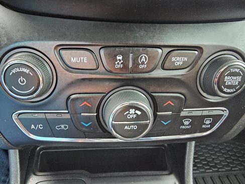 Used 2019 Jeep Cherokee Latitude Plus w/ Comfort/Convenience Group image 42