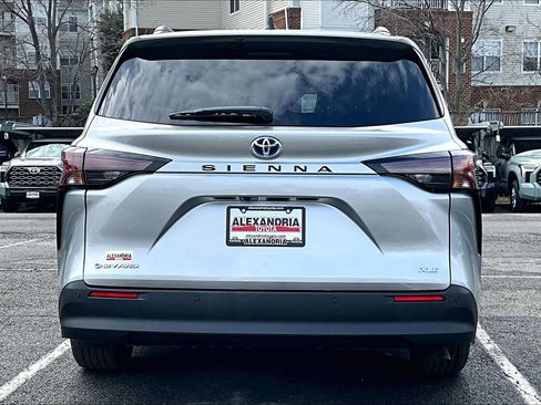 Used 2025 Toyota Sienna XLE w/ XLE Plus Package image 4
