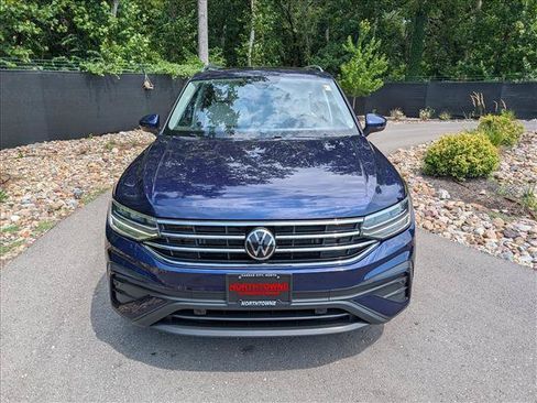 Used 2022 Volkswagen Tiguan SE w/ Panoramic Sunroof Package FWD image 8