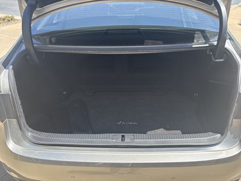 Used 2017 Lexus ES 300h w/ Luxury Package FWD image 32