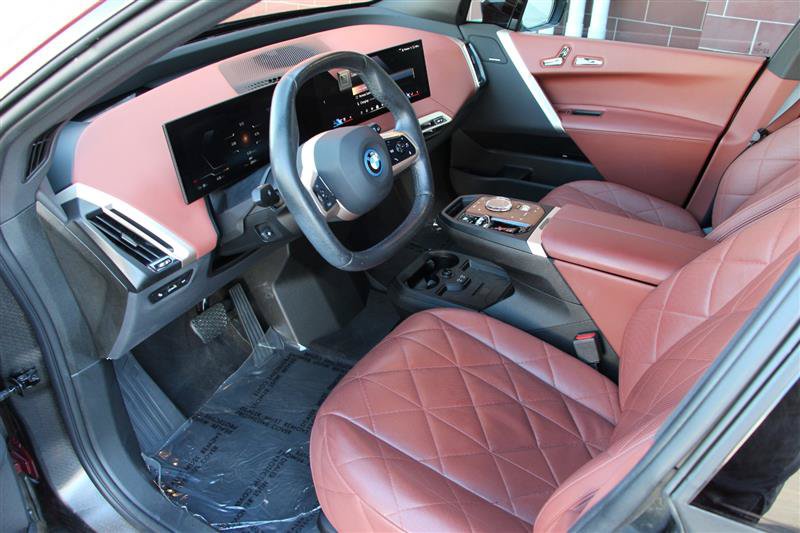 Used 2024 BMW iX xDrive50 w/ Premium Package AWD/4WD image 12