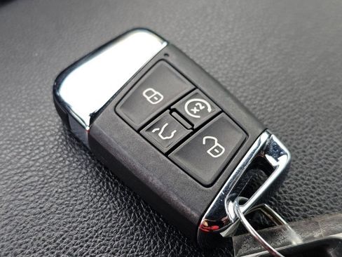 Used 2022 Volkswagen Atlas Cross Sport SEL R-Line image 34