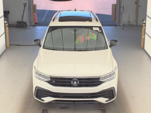 Used 2023 Volkswagen Tiguan SE R-Line AWD/4WD image 3