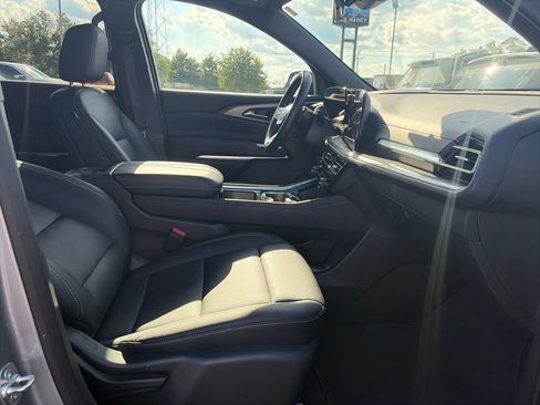 Used 2025 Chevrolet Traverse LT FWD image 9