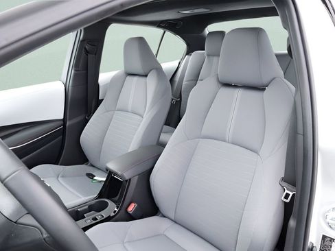Certified 2025 Toyota Corolla SE w/ SE Premium Package FWD image 19