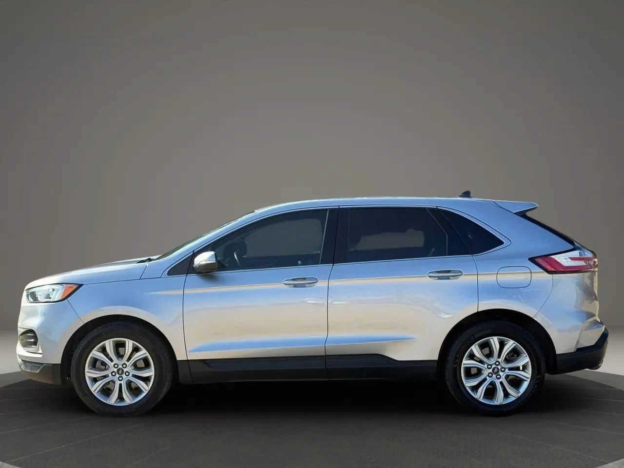 Used 2021 Ford Edge Titanium AWD/4WD image 3