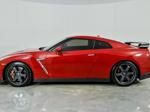 Used 2015 Nissan GT-R Black Edition image 8