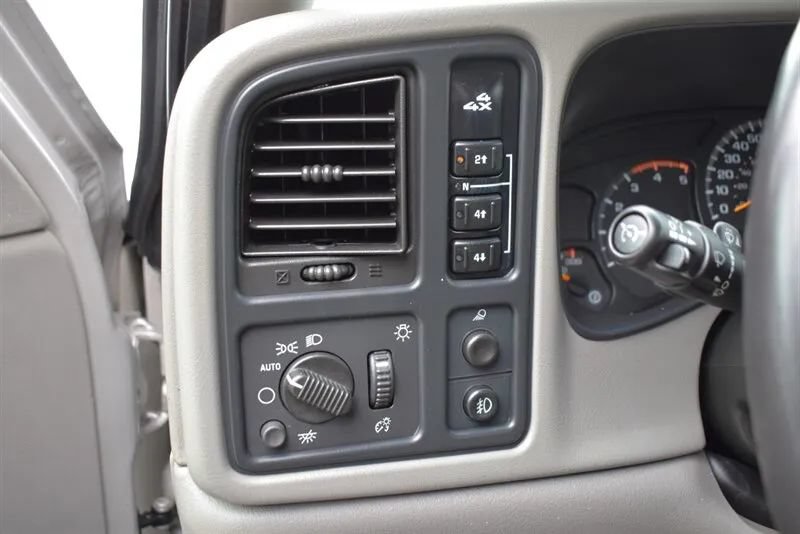 Used 2005 Chevrolet Silverado 2500 LT w/ Heavy-Duty Power Package AWD/4WD image 18
