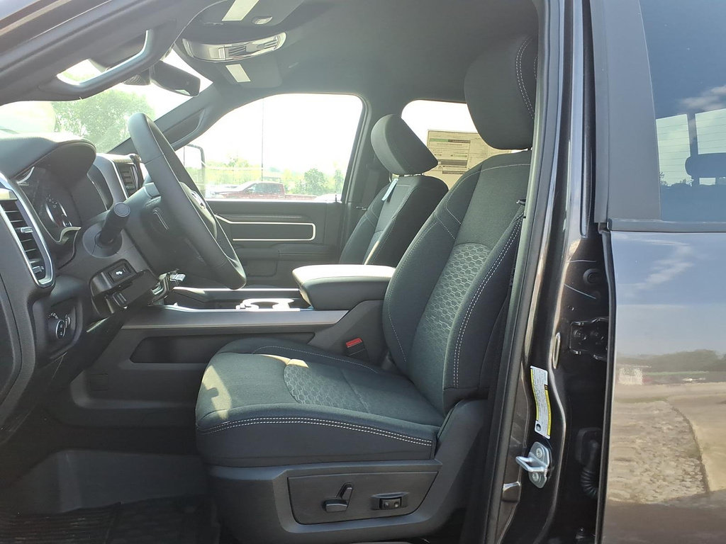 New 2027 RAM 3500 Big Horn AWD/4WD image 12