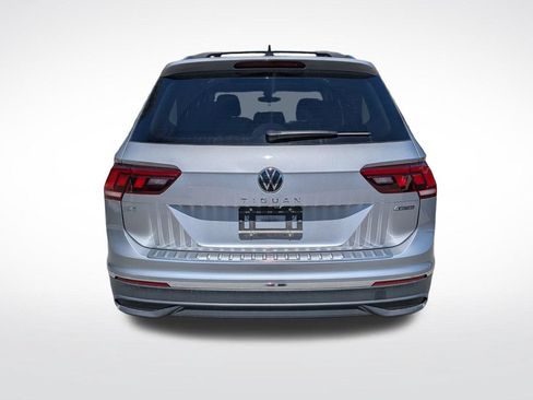 Used 2024 Volkswagen Tiguan SE w/ Panoramic Sunroof Package AWD/4WD image 5