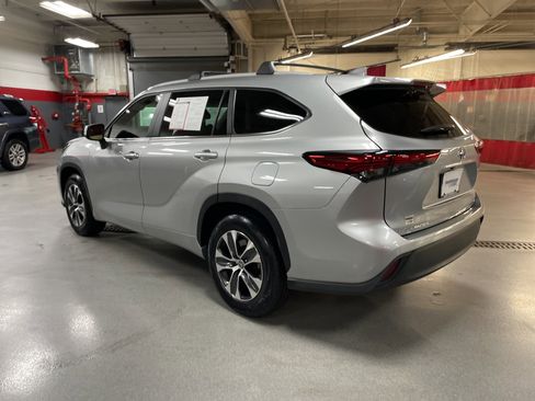 Used 2023 Toyota Highlander XLE FWD image 8