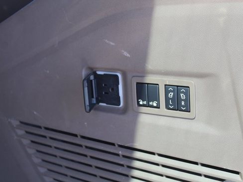 Used 2021 GMC Yukon XL Denali w/ Denali Premium Package image 6