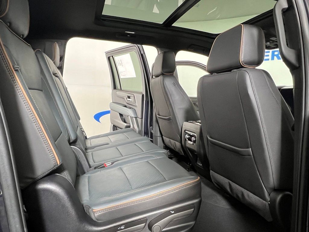 Used 2025 GMC Yukon XL AT4 AWD/4WD image 13