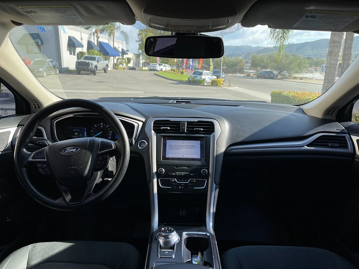 Used 2019 Ford Fusion SE FWD image 12