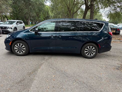 Used 2023 Chrysler Pacifica Touring-L FWD image 18