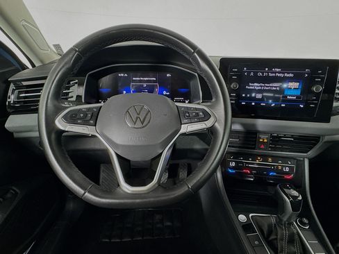 Used 2025 Volkswagen Jetta SE FWD image 10