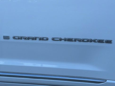 Used 2021 Jeep Grand Cherokee L Summit w/ Luxury Tech Group V AWD/4WD image 14