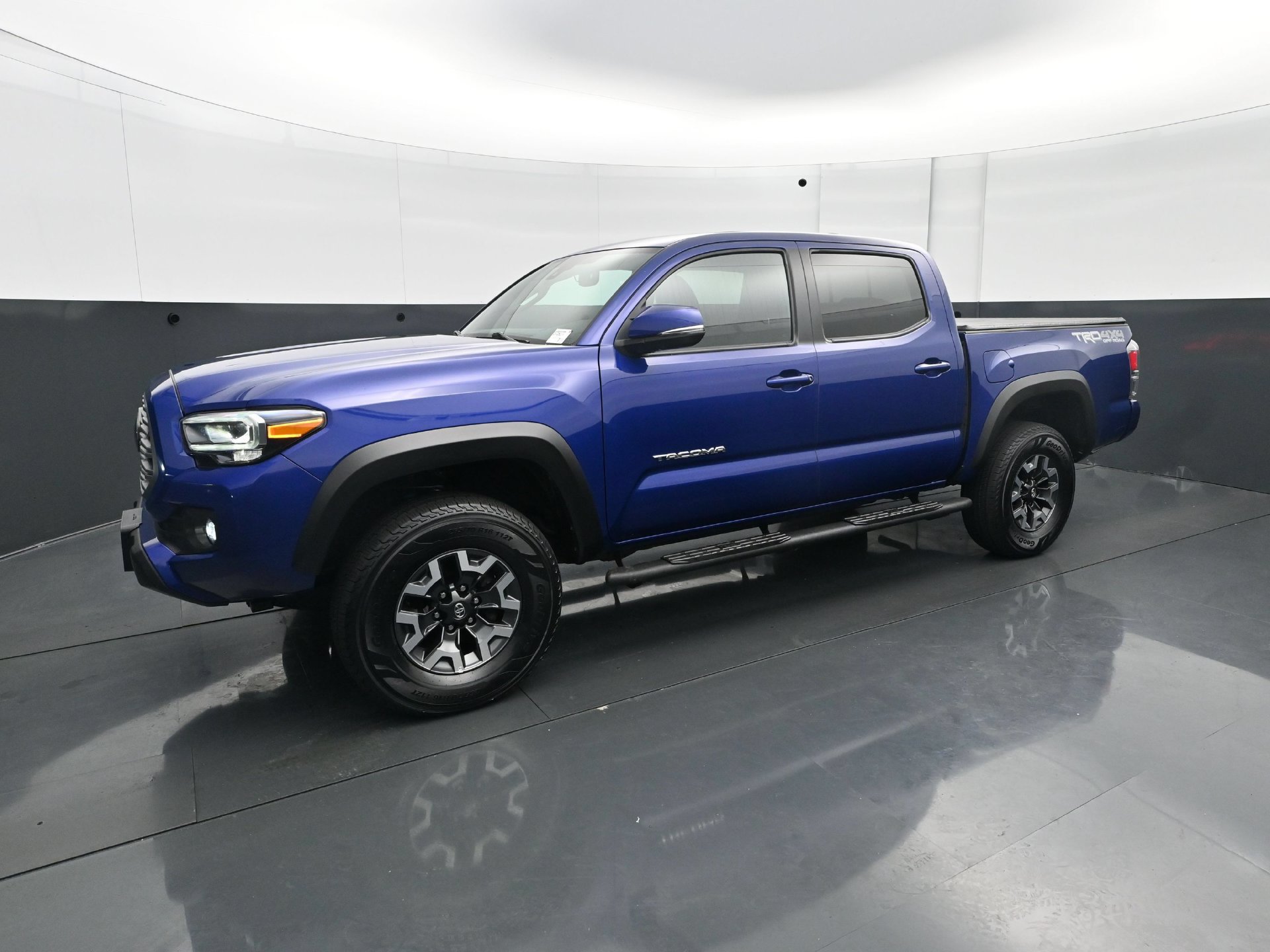 Used 2022 Toyota Tacoma TRD Off-Road w/ TRD Premium Off Road Package AWD/4WD image 2