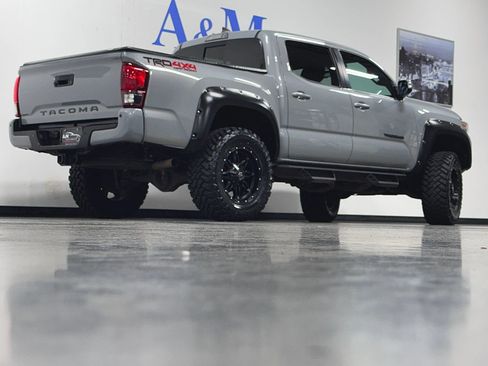 Used 2018 Toyota Tacoma TRD Off-Road w/ Technology Package AWD/4WD image 5