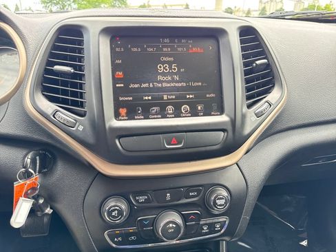 Used 2015 Jeep Cherokee Latitude w/ Cold Weather Group AWD/4WD image 18