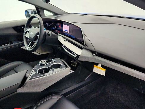 Used 2025 Cadillac Optiq Luxury 1 image 24