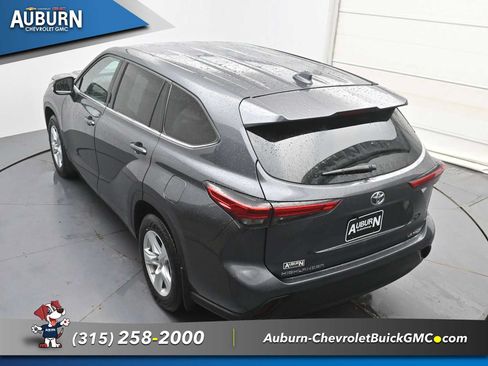 Used 2021 Toyota Highlander LE AWD/4WD image 32