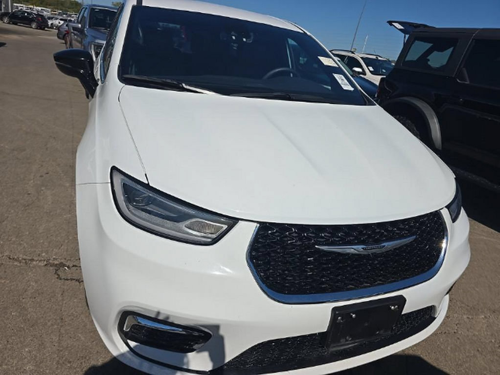 Used 2025 Chrysler Pacifica Select FWD image 3